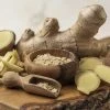 Ingwer Ingwer ist bekannt für seine Eigenschaften, die den Gewichtsverlust auf natürliche Weise unterstützen können. Hier sind einige Vorteile von Ingwer im Abnehmprozess: Stoffwechsel natürlich anregen, reduziert den Appetit, verbessert die Verdauung, beschleunigt die Fettverbrennung. Durch diese Effekte kann Ingwer ein natürlicher und wirksamer Verbündeter im Abnehmprozess sein, insbesondere in Kombination mit einer gesunden Ernährung und einem aktiven Lebensstil.