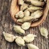 Kardamom Kardamom ist ein aromatisches Gewürz mit vielen gesundheitlichen Vorteilen und kann beim Abnehmen unterstützen. Hier sind einige Möglichkeiten, wie Kardamom den Gewichtsverlust fördern kann: Beschleunigt den Stoffwechsel, entgiftet den Körper, heißhunger auf Süßes Zügeln, verbessert die Verdauung. Diese Vorteile machen Kardamom zu einer nützlichen und gesunden Zutat für Menschen, die abnehmen möchten.
